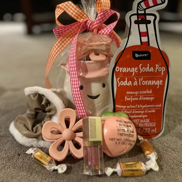 Cowgirl Ghost Mug with beauty accessories - Picture 2 of 2